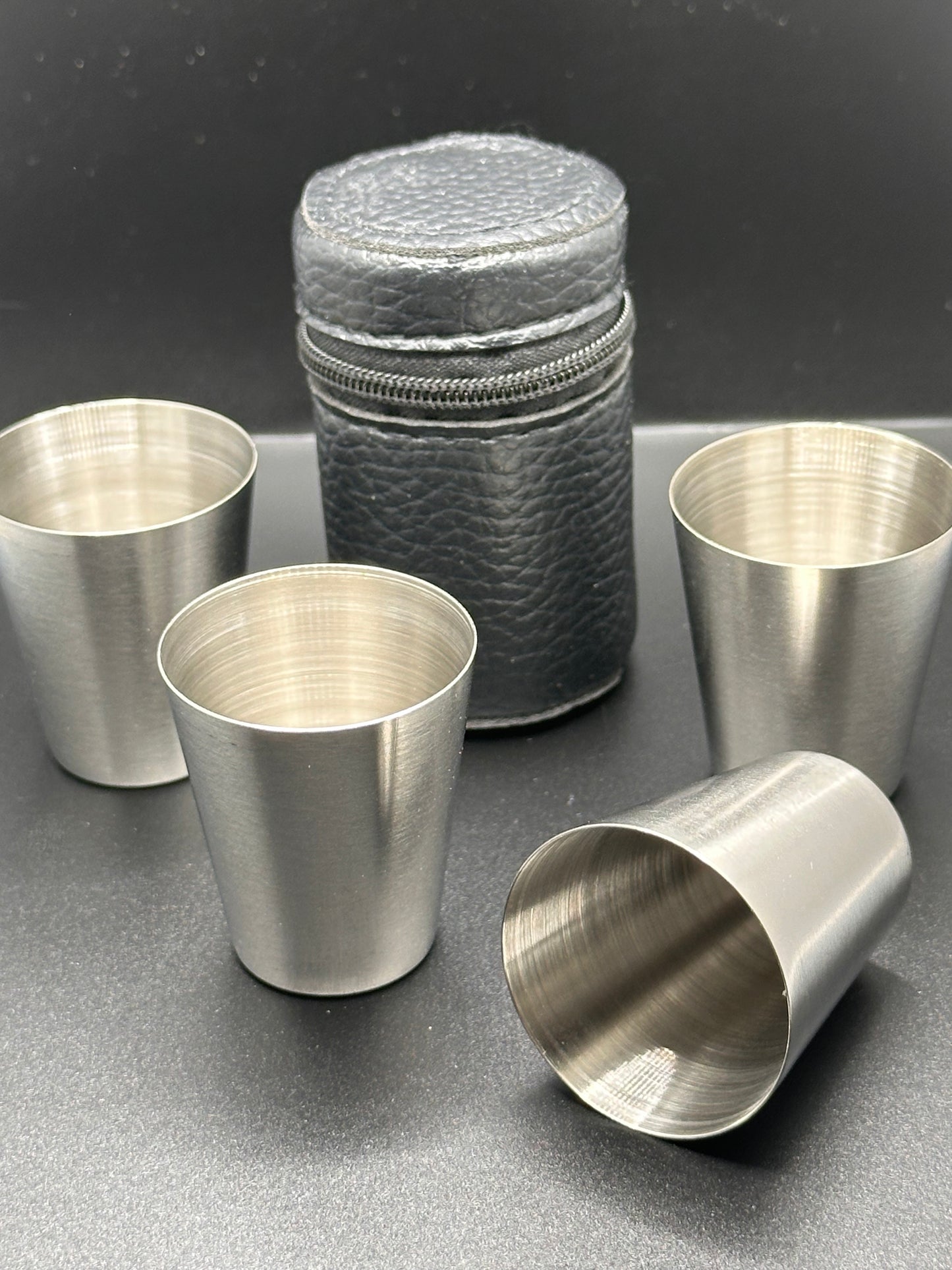 Camping-Schnapsbecher (4 Stück) aus Edelstahl - das hat Stil! - im Lederetui