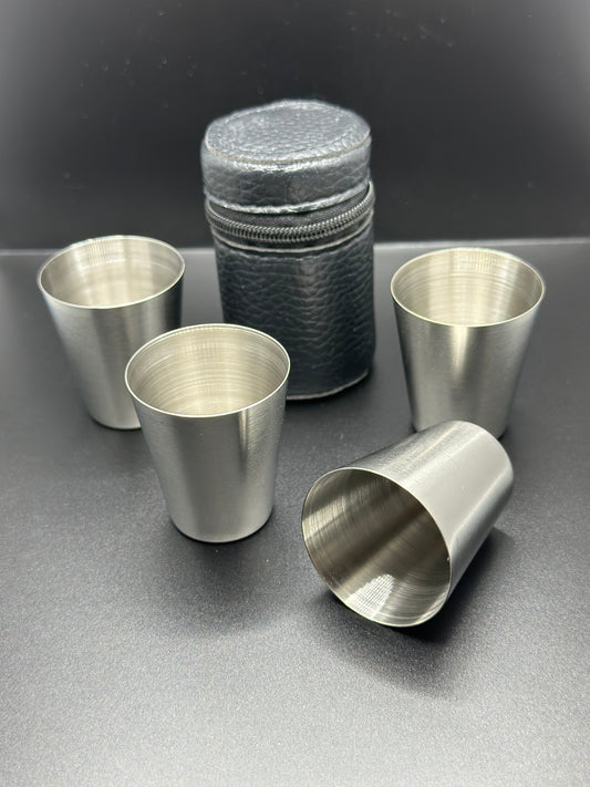 Camping-Schnapsbecher (4 Stück) aus Edelstahl - das hat Stil! - im Lederetui