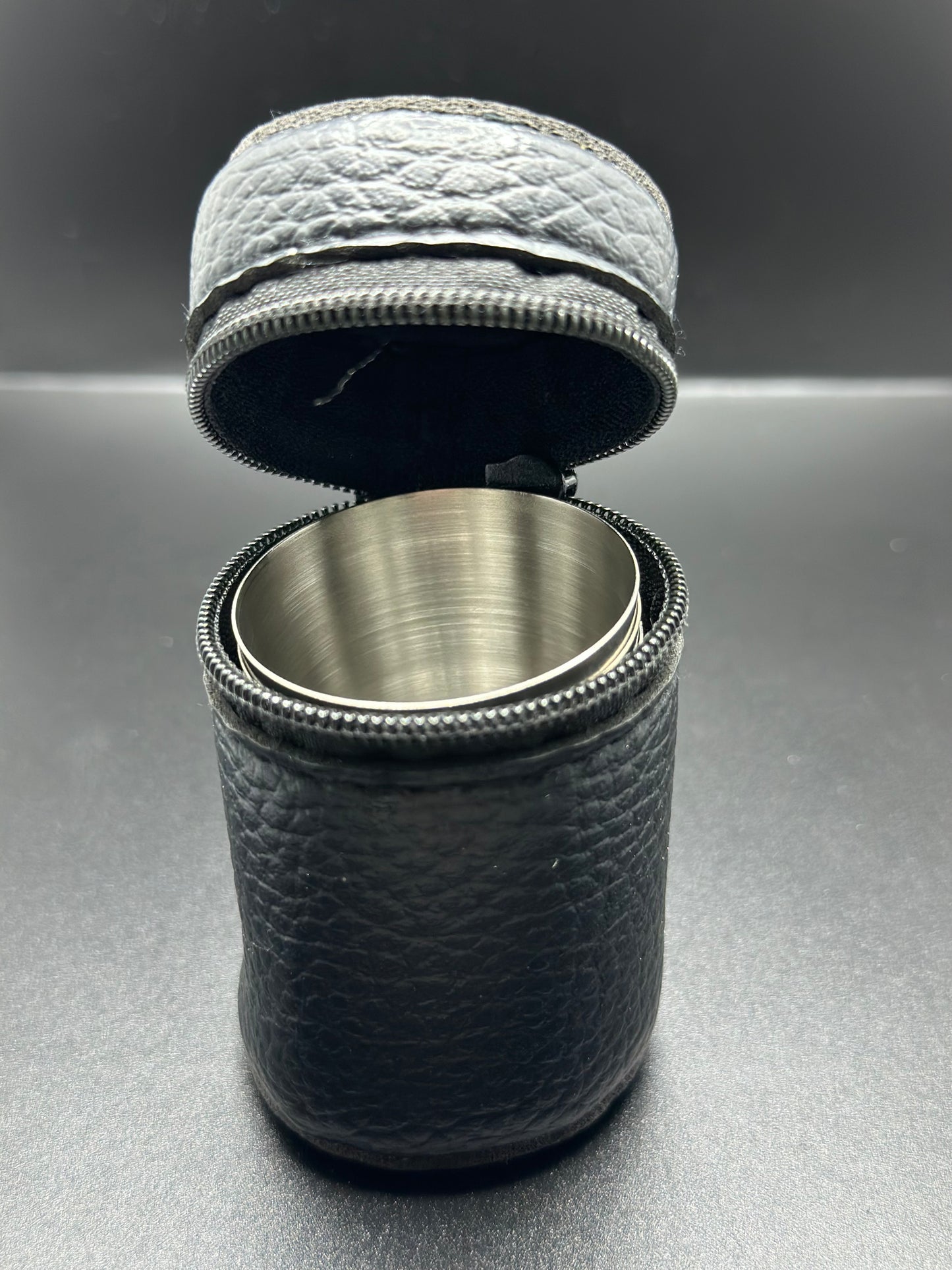 Camping-Schnapsbecher (4 Stück) aus Edelstahl - das hat Stil! - im Lederetui